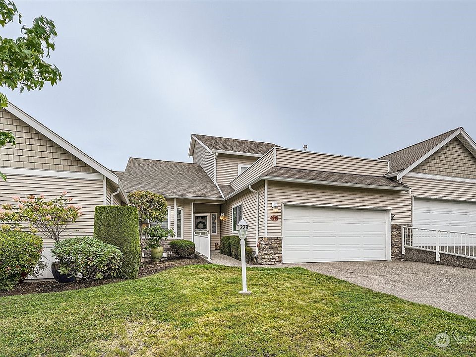 Front entrance w/ 2 car garage and driveway for parking>
