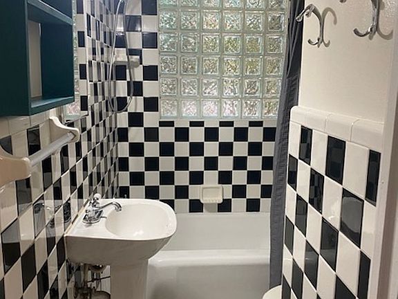 5th image of 501 E Amelia St