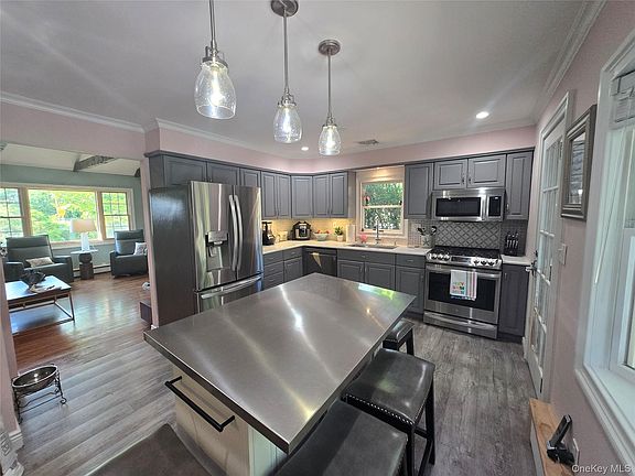 3rd image of 4 Beach Avenue