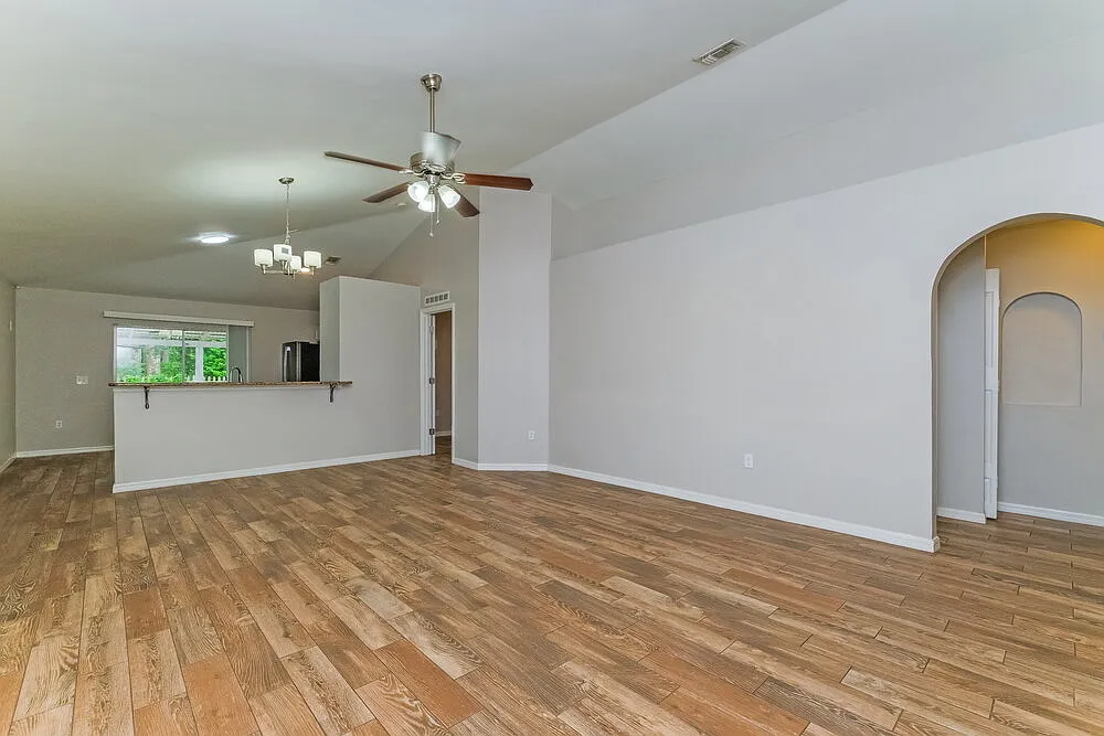 3 bed, 2.0 bath, 1292 sqft, $2,240 — Photo 3