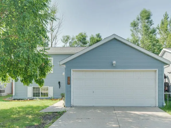 1747 Huntington Dr, West Fargo, ND 58078