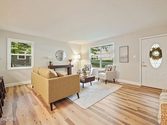 5th image of 116 E Arrowwood Rd