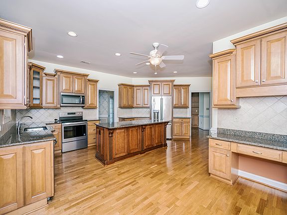 5th image of 128 Crescent Dr