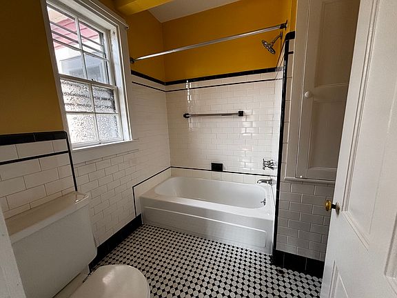 5th image of 263 Pine St