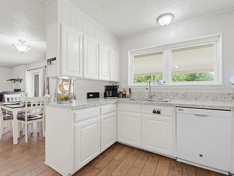 902 Lynn Ln — Photo 6