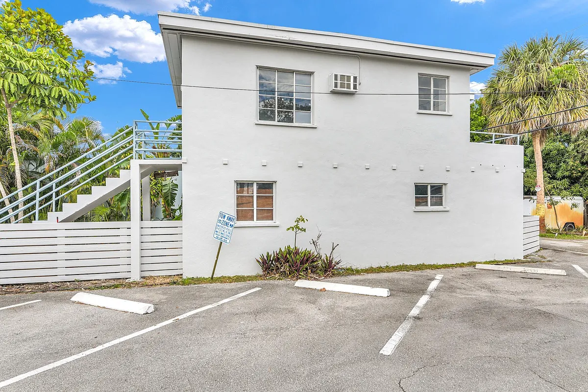 Building Photo - 820 N Dixie Hwy #4