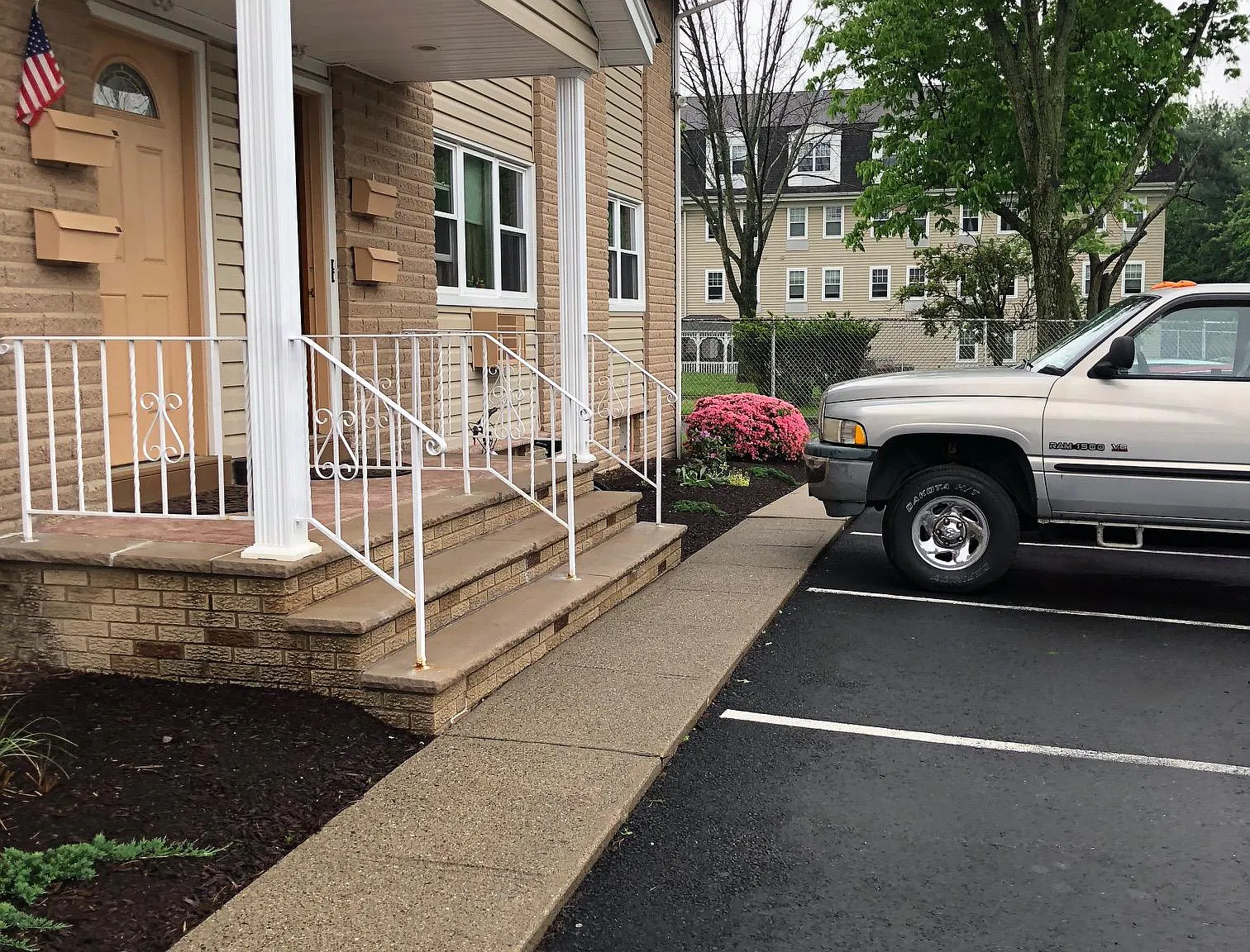 10 Paris Ln — Photo 2