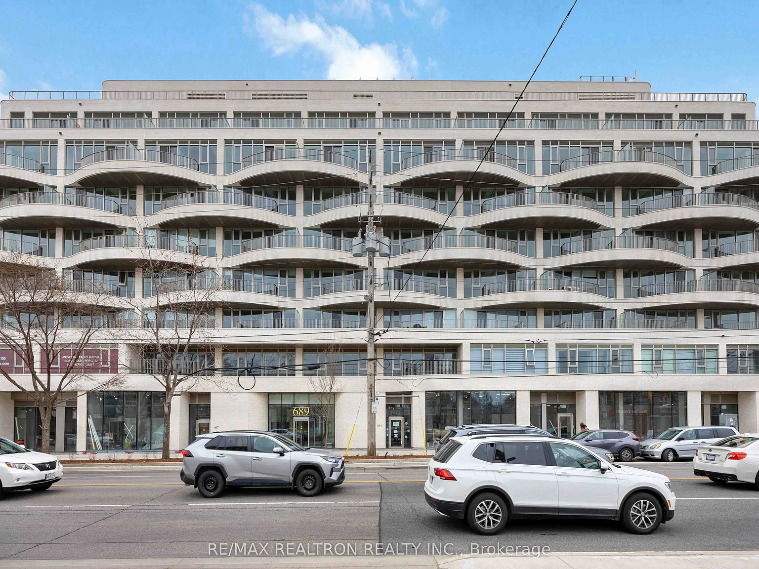 689 The Queensway — Photo 1