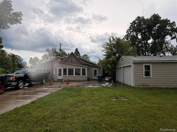 6163 Lanman Dr, Waterford, MI 48329
