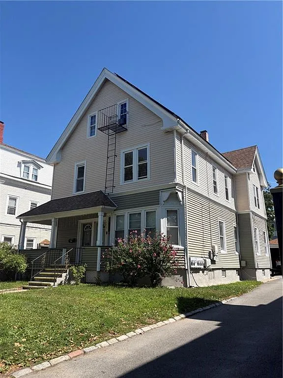3 bed, 2864 sqft, $2,100 — Photo 1