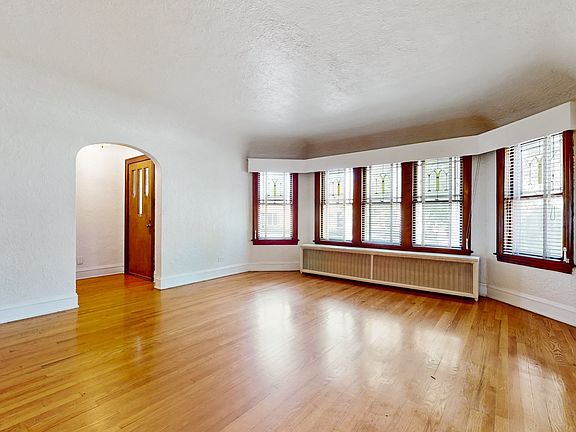 3rd image of 5811 W Eastwood Ave