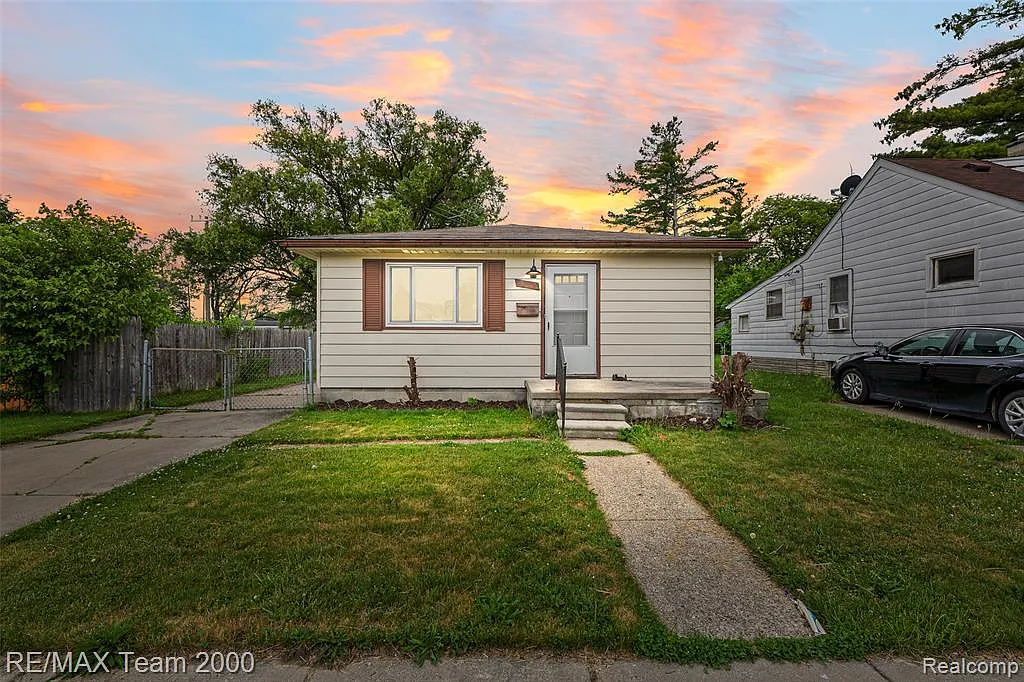 3 bed, 1.0 bath, 912 sqft, $1,300 — Photo 2