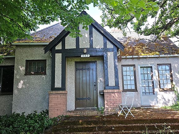 2nd image of 832 Lampson St