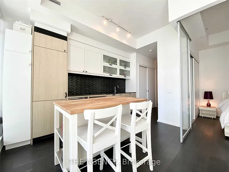 783 Bathurst St #718 — Photo 2