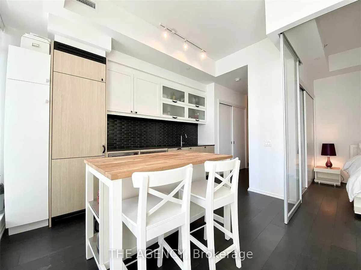 Building Photo - 783 Bathurst St #718