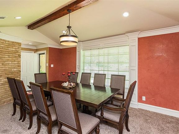 5th image of 300 Woodlawn Dr