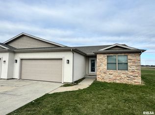1216 Hawthorn Ct, Chatham, IL 62629
