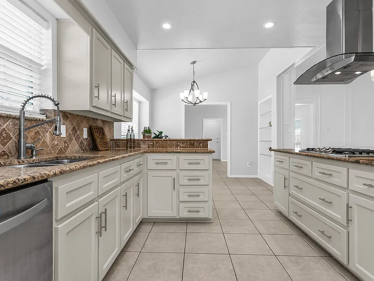 7233 Rustic Valley Dr — Photo 3