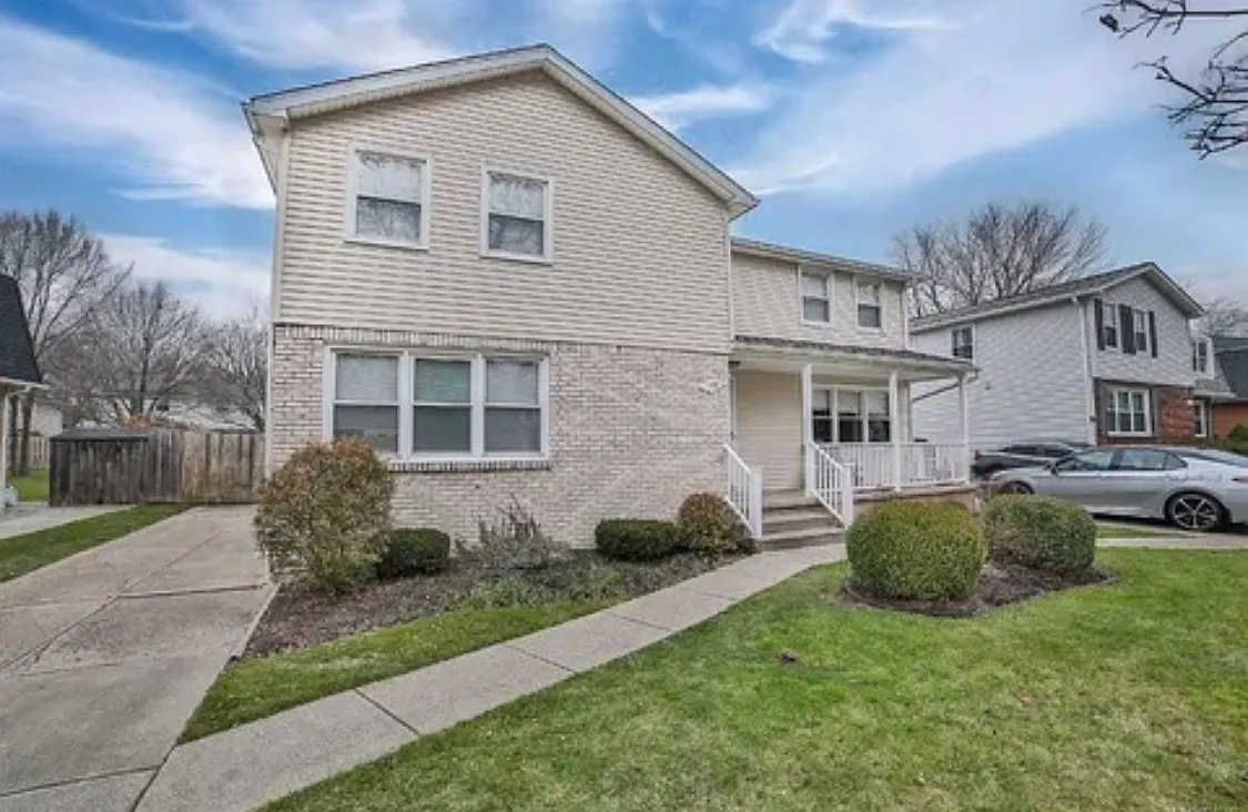 3 bed, 1.5 bath, 1300 sqft, $1,999 — Photo 1