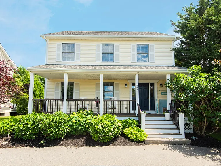 663 Aquidneck Ave — Photo 1