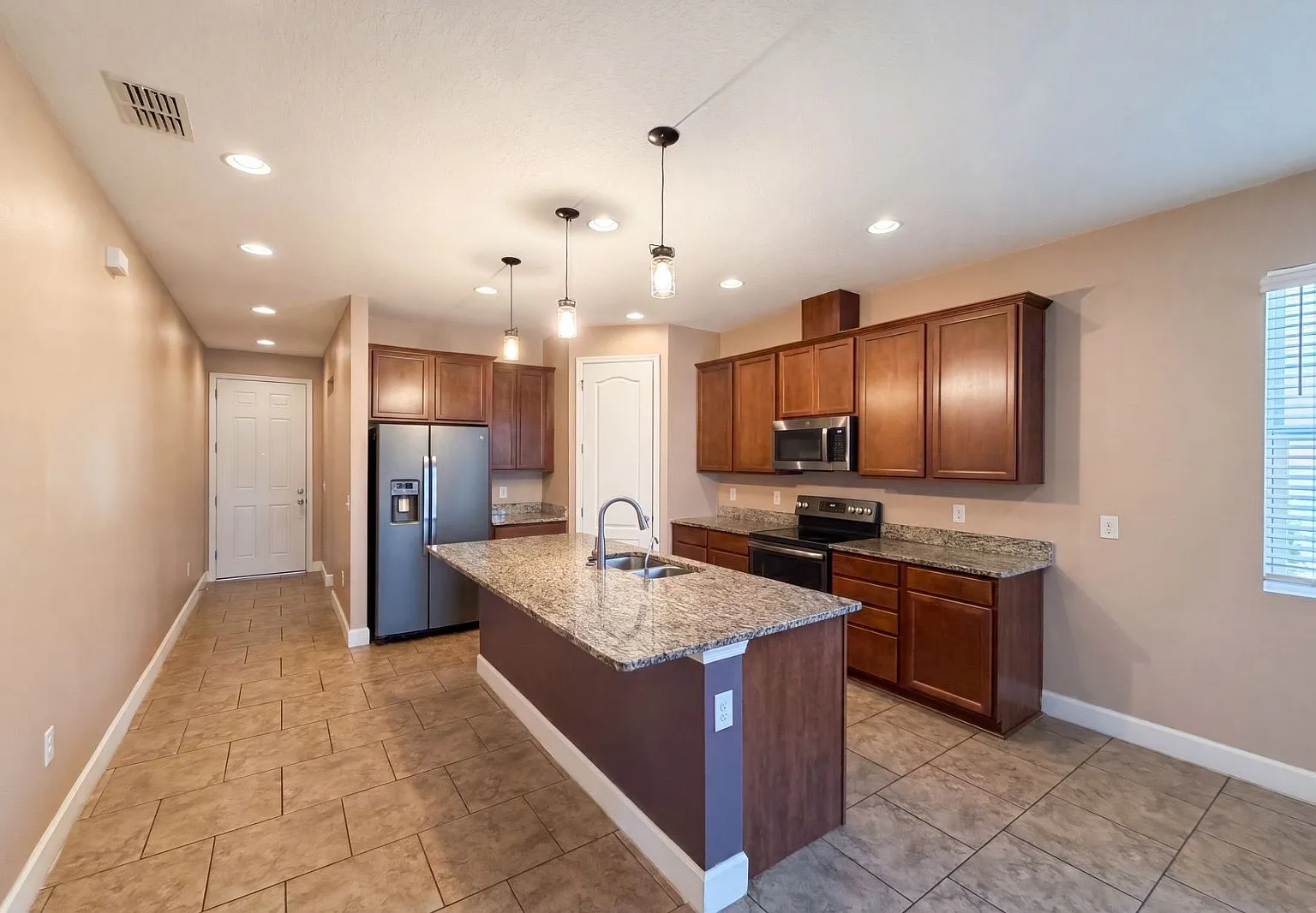 4 bed, 1949 sqft, $2,570 — Photo 2