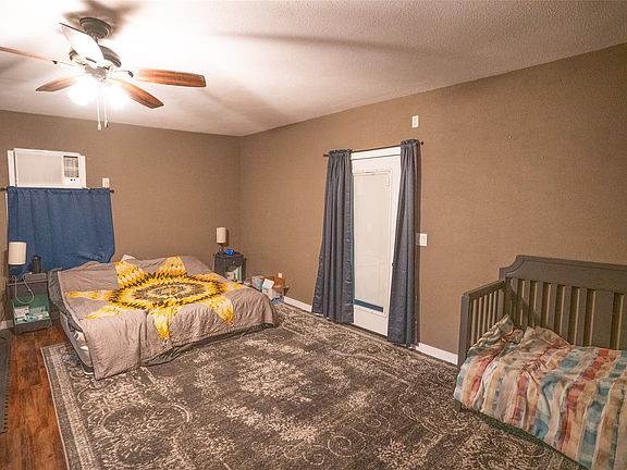 5th image of 631 W Austin St