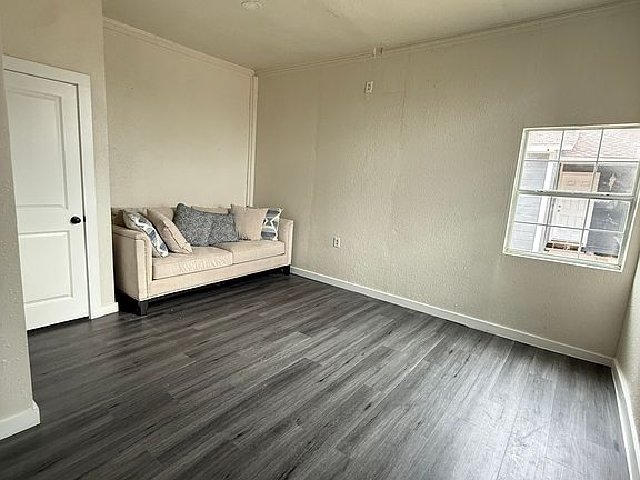 5th image of 2542 Cromwell St #D