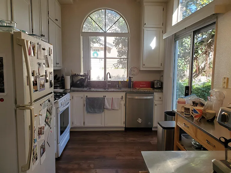 Kitchen - bright and airy