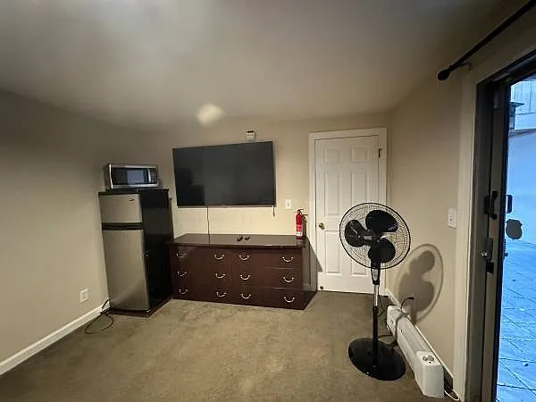 1 bed, 2054 sqft, $975 — Photo 2