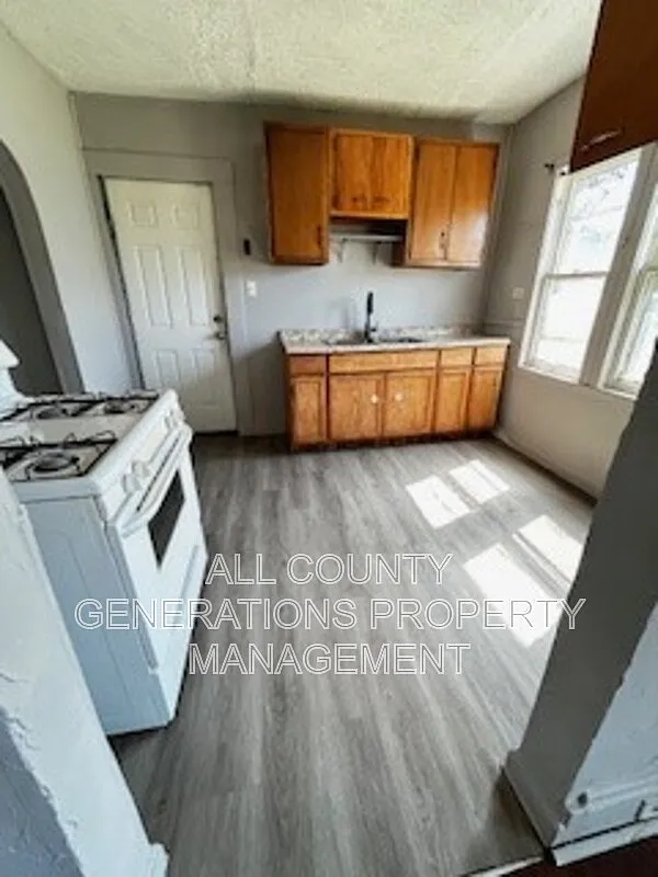 2 bed, 1.0 bath, $700 — Photo 3