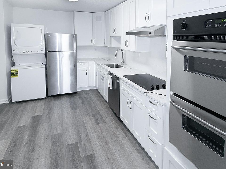 1st image of 307 Yoakum Pkwy APT 1024