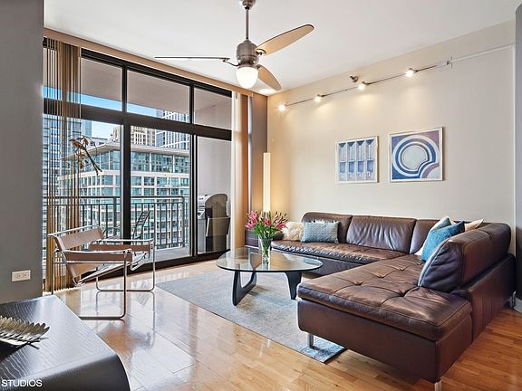 3rd image of 1322 S Prairie Ave Unit 1305