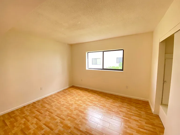 250 SW 7th St #13 — Photo 8