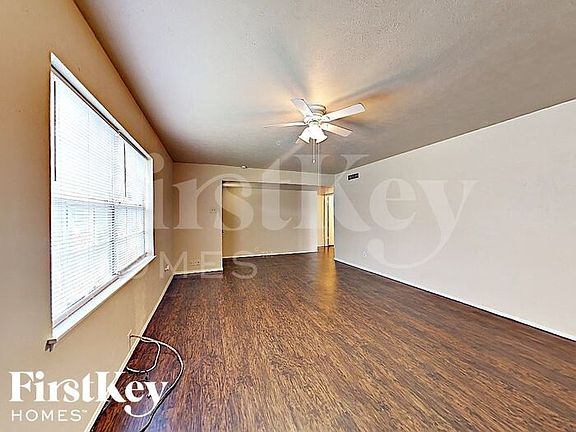 4th image of 3010 Glenhollow Cir