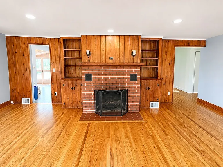 21 Center St — Photo 11