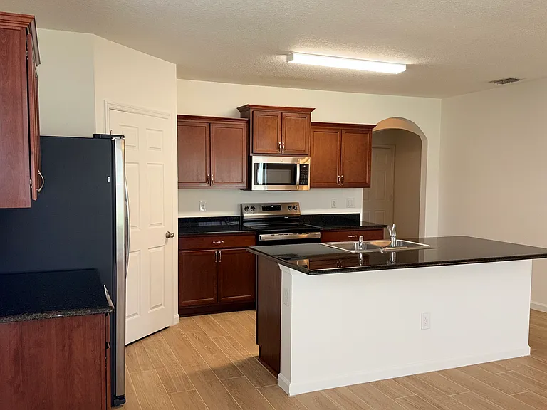 1522 Lexington Sq SW — Photo 9