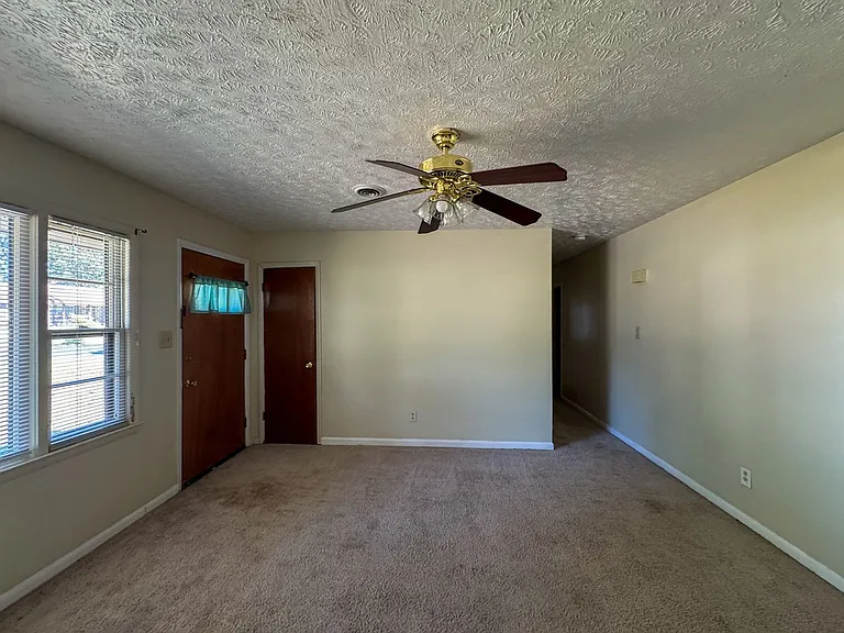 987 Lisa Ave — Photo 4