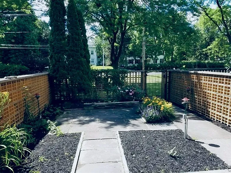 1223 James St — Photo 3