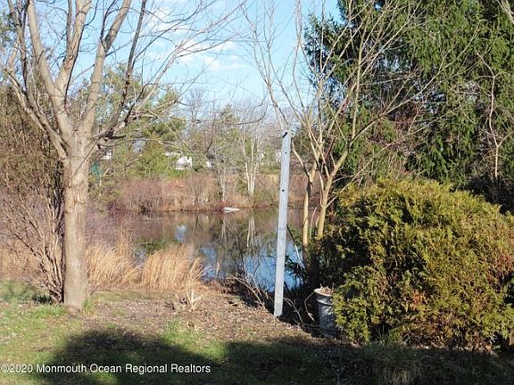 5th image of 210 Harrington Dr N