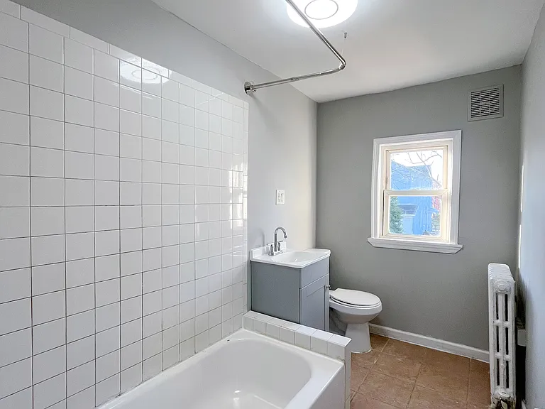 215 N 9th St — Photo 17