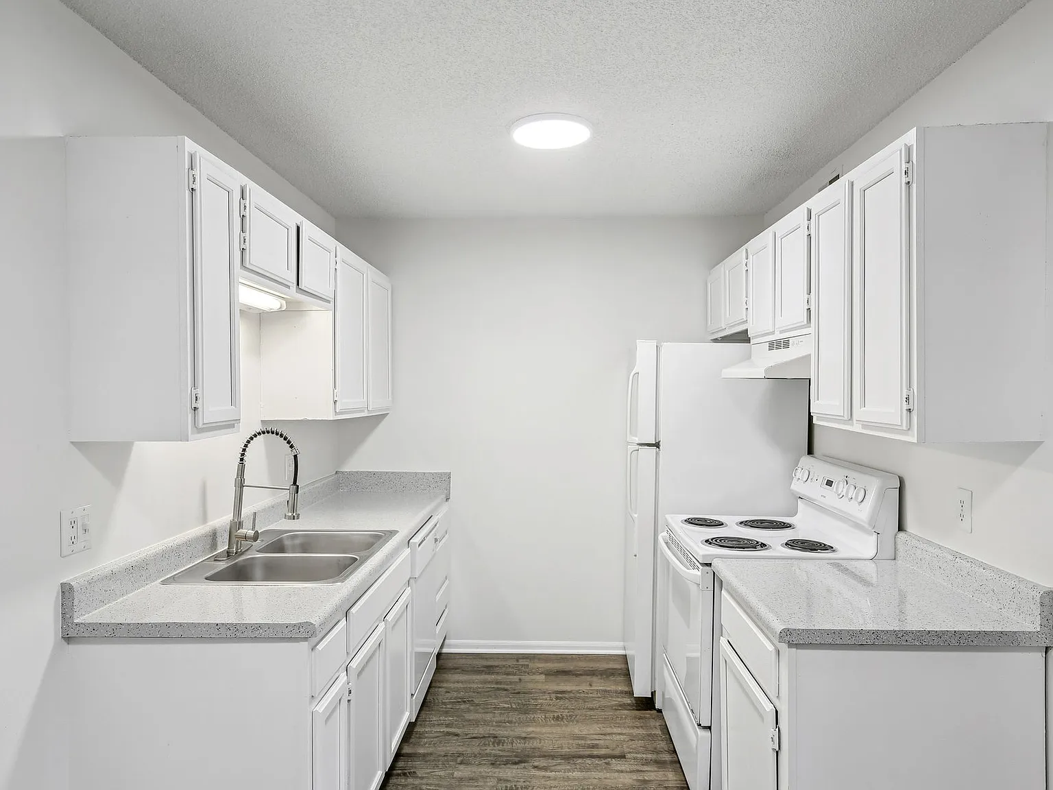 Spring Hill Plaza Apartments — Photo 1