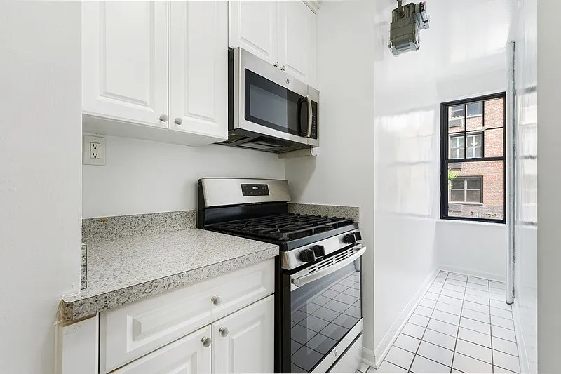 218 West 10th Street — Photo 4