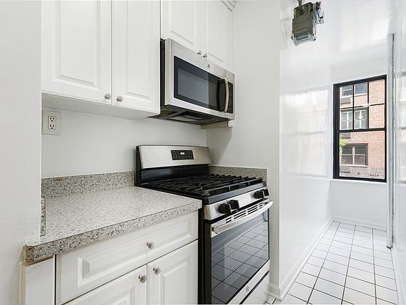 5th image of 218 W 10th St APT 2B