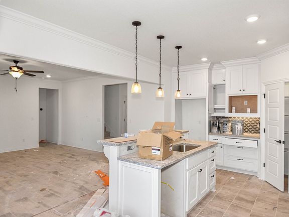 5th image of 1331 Leslie St