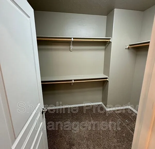 511 Diamond Lake St — Photo 2