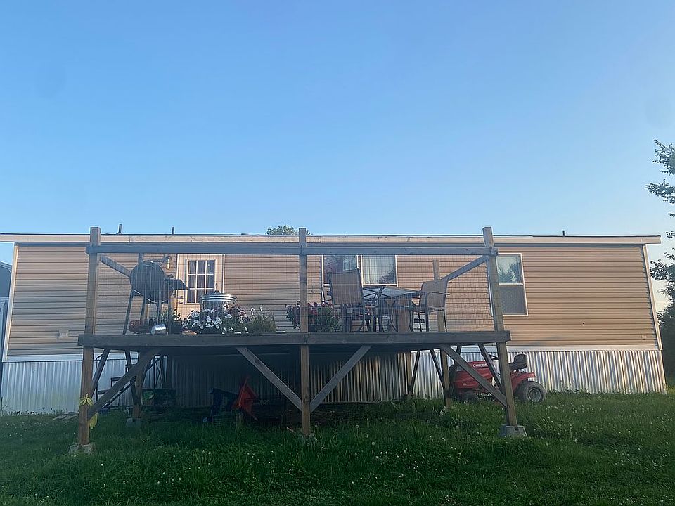 2nd image of 160 Rose Ln