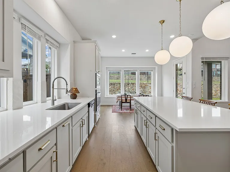 439 Montrose Dr — Photo 3