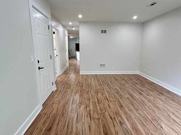 4th image of 2822 N Hamlin Ave #2