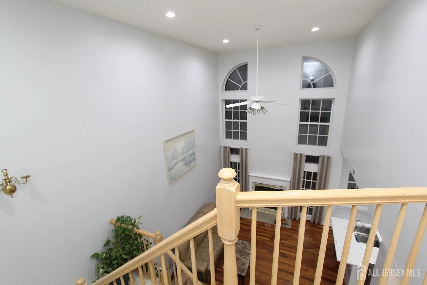 4 bed, 2.5 bath, 2262 sqft, $4,900 — Photo 4