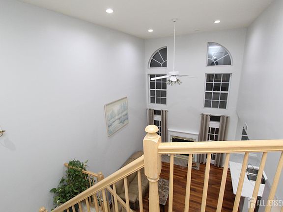 4th image of 90 Marion Dr